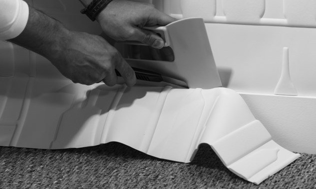 Corte o excesso de papel de parede