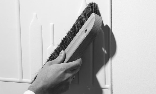 Elimine as bolhas de ar com uma escova macia, do centro para os lados